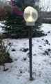 Стационарный садовый светильник со светодиодами в зимнем интерьере